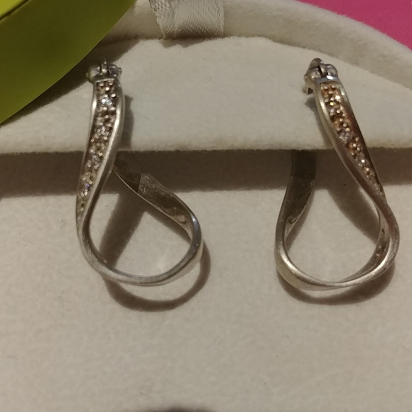 New Chamilia Silver Infinity Earrings With CZ - Picture 4 of 10